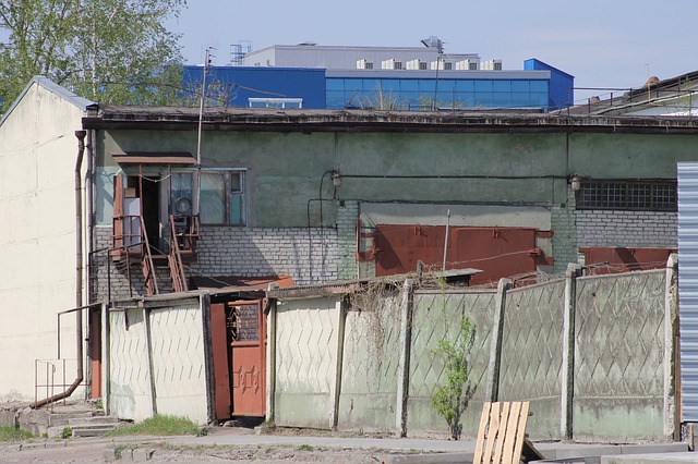 vysoký betonový plot