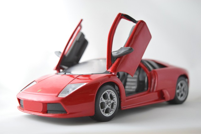 Červená autíčka má bratr rád. 