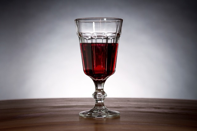 červené víno v poháru