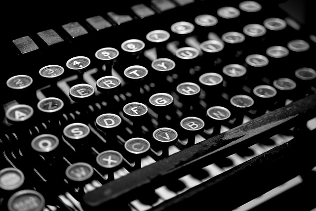 psací stroj antický