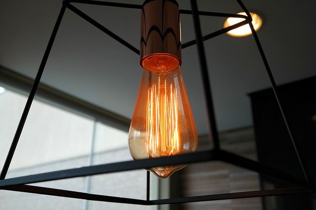 žárovka, stropní lampa